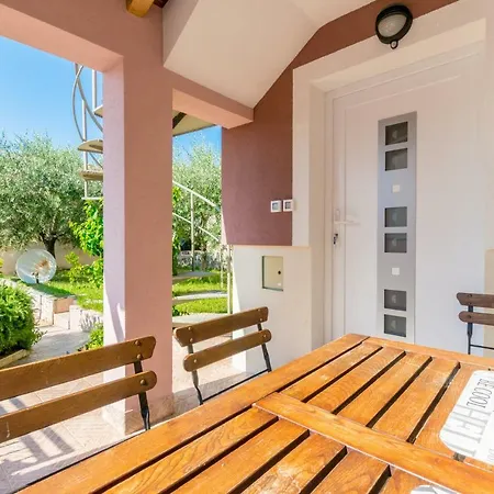 Apartment Affordable Bruno In Pula-good Location *