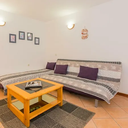 아파트 Affordable Bruno In Pula-good Location 풀라